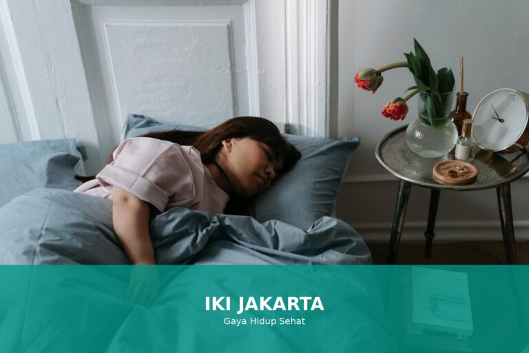 Seorang wanita tidur nyenyak di kasur yang nyaman, mencerminkan kualitas tidur yang baik.