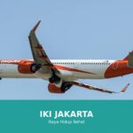 Ilustrasi orang yang sedang minum air untuk menjaga kesehatan.