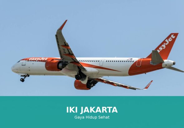 Ilustrasi orang yang sedang minum air untuk menjaga kesehatan.