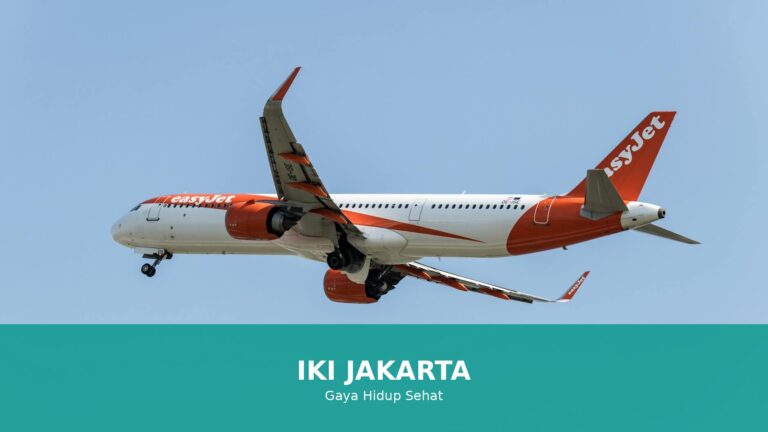 Ilustrasi orang yang sedang minum air untuk menjaga kesehatan.