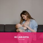 Ibu yang sedang menyusui dengan penuh kasih sayang