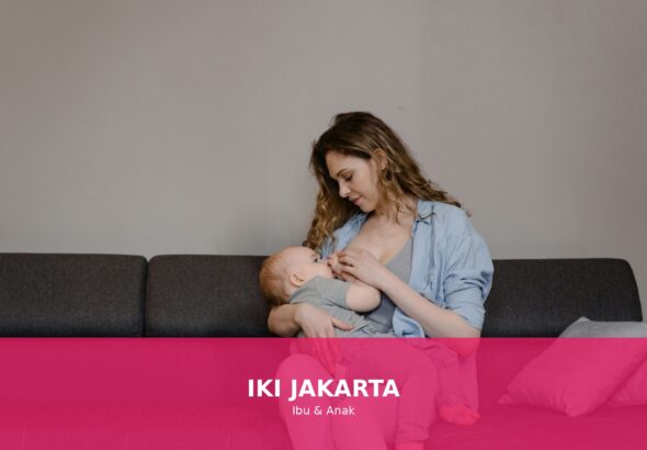 Ibu yang sedang menyusui dengan penuh kasih sayang