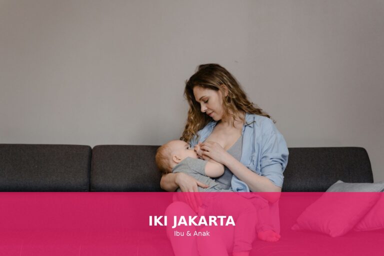 Ibu yang sedang menyusui dengan penuh kasih sayang