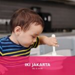 Anak yang sedang menikmati makanan sehat dengan senyuman
