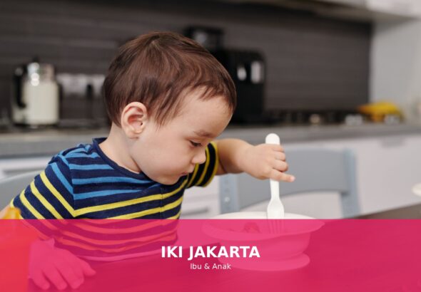 Anak yang sedang menikmati makanan sehat dengan senyuman