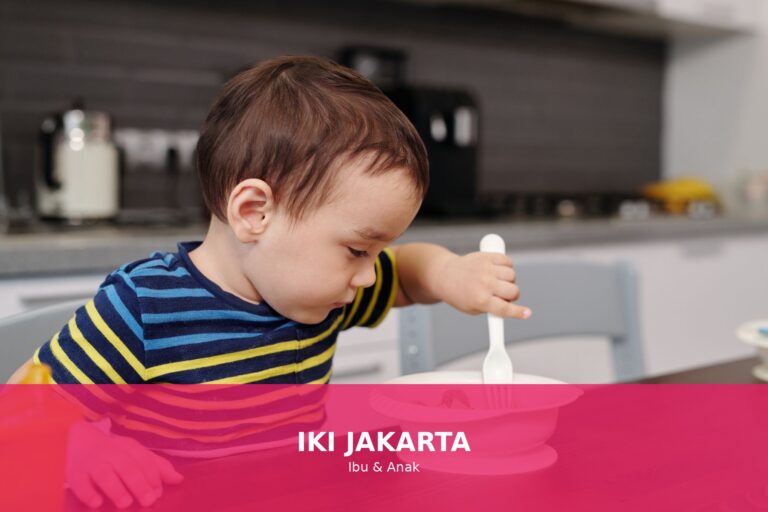 Anak yang sedang menikmati makanan sehat dengan senyuman
