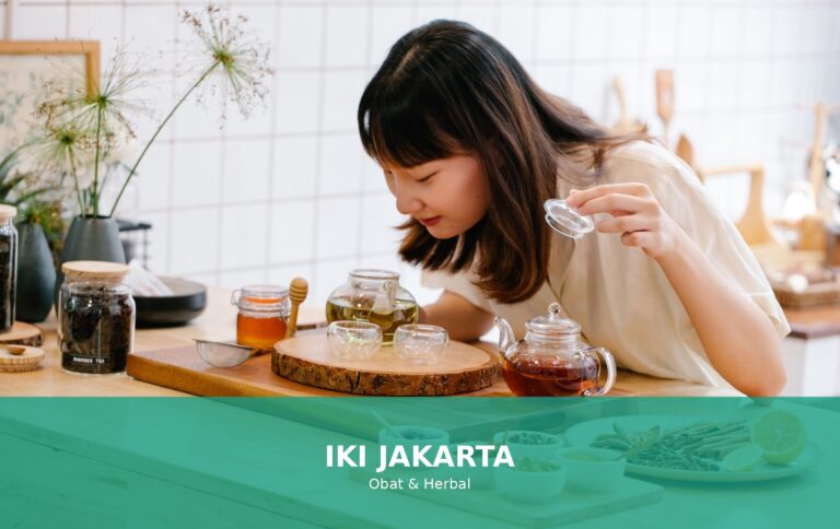 Gambar herbal alami seperti bawang putih, teh hijau, dan kunyit yang dapat menurunkan kolesterol