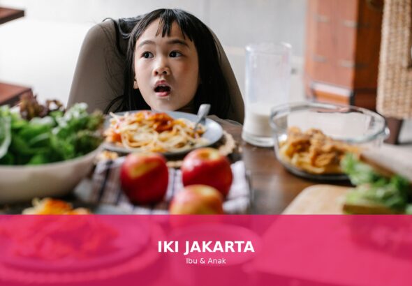 Ilustrasi anak yang susah makan dengan makanan sehat di meja