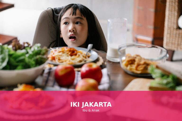 Ilustrasi anak yang susah makan dengan makanan sehat di meja
