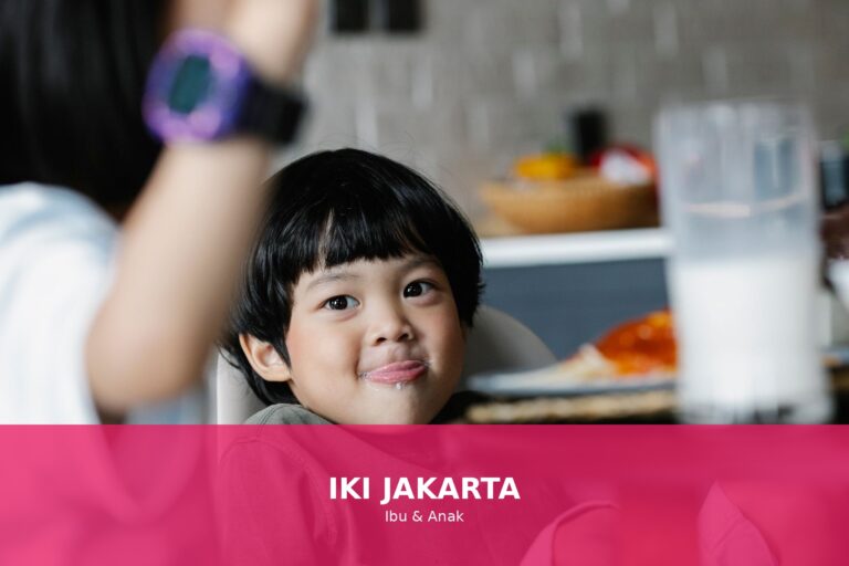 Anak sedang makan dengan bahagia di meja makan