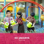 Anak bermain dengan bahagia di luar rumah di Indonesia