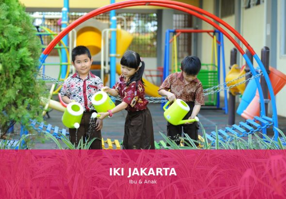 Anak bermain dengan bahagia di luar rumah di Indonesia