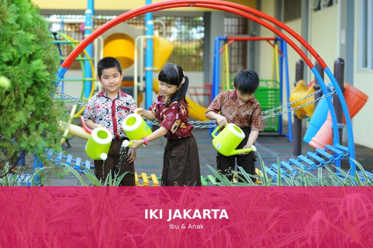 Anak bermain dengan bahagia di luar rumah di Indonesia