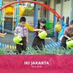 Anak-anak bermain sehat di luar ruangan