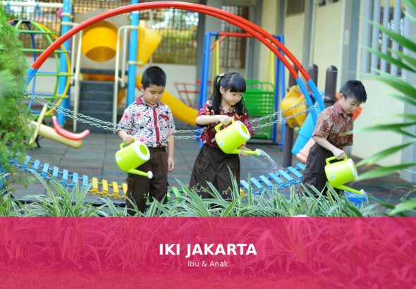 Anak-anak bermain sehat di luar ruangan