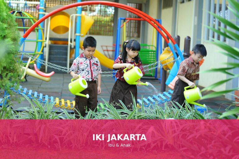 Anak-anak bermain sehat di luar ruangan