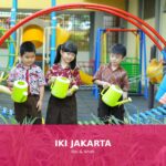 Anak belajar beradaptasi di sekolah dengan teman-teman barunya