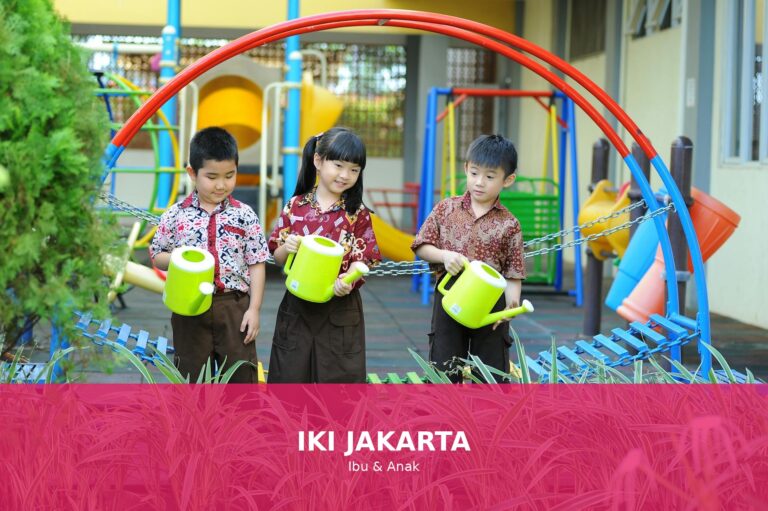 Anak belajar beradaptasi di sekolah dengan teman-teman barunya