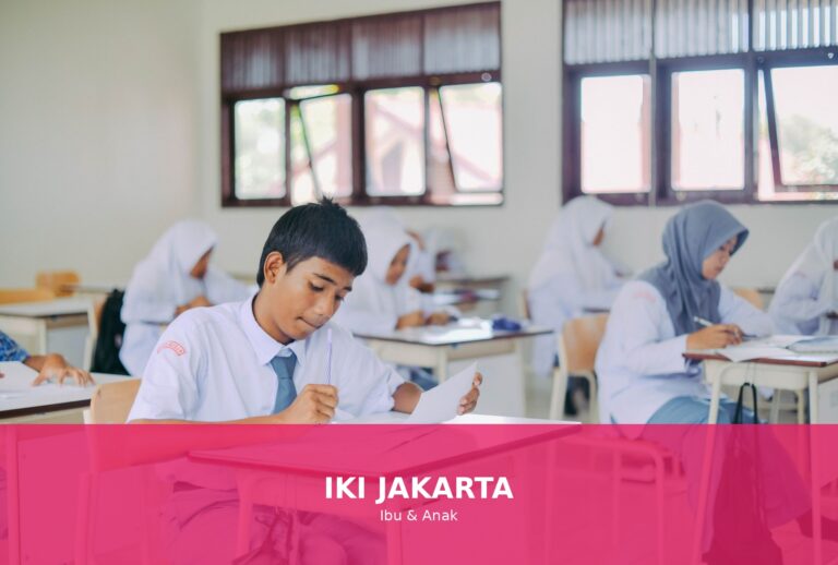 Anak-anak yang beradaptasi di sekolah dengan senyum dan ceria