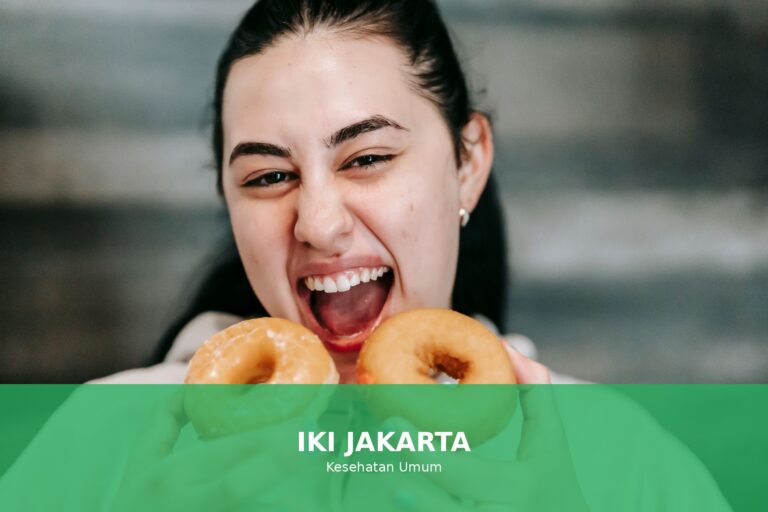 Ilustrasi makanan yang dapat menyebabkan gigi berlubang, seperti permen, soda, dan snack.