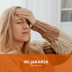 Ilustrasi seseorang yang sedang mengatasi sakit kepala