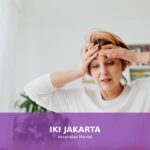 Gambar orang yang tampak stres dan cemas, mewakili kecemasan yang bisa dialami banyak orang.