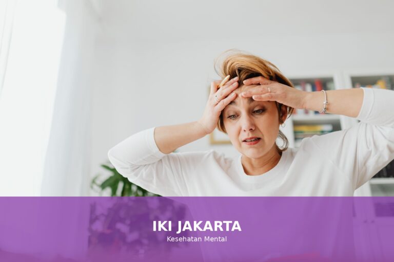 Gambar orang yang tampak stres dan cemas, mewakili kecemasan yang bisa dialami banyak orang.