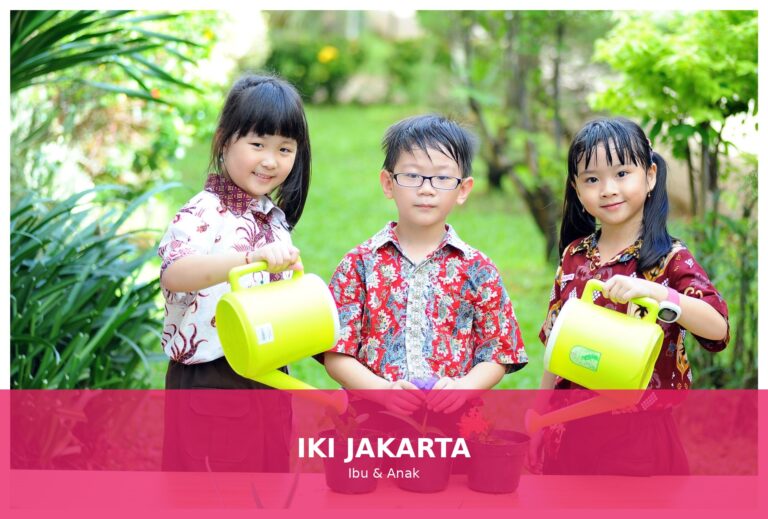 Gambar anak bermain sehat di luar rumah dengan senyum ceria