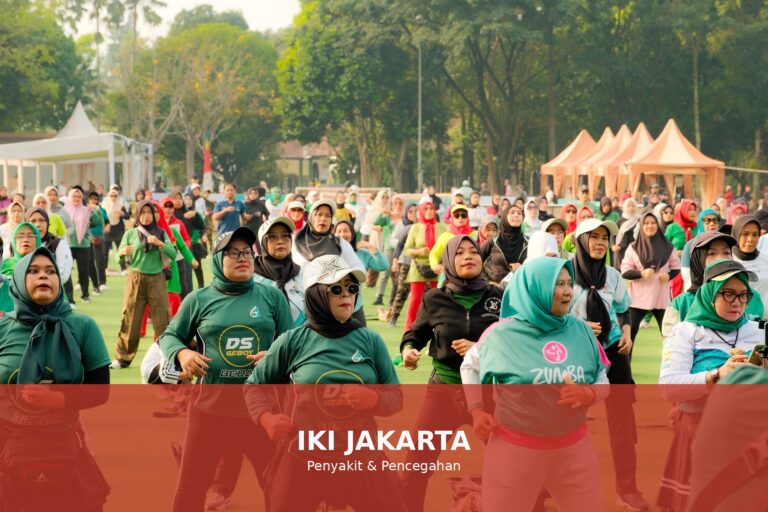 Orang yang menjalani kebiasaan sehat untuk meningkatkan imunitas tubuh