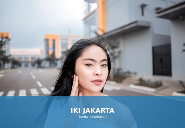 Gambar seseorang dengan kulit sehat dan bercahaya, menggambarkan perawatan kulit yang baik.