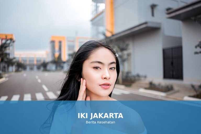 Gambar seseorang dengan kulit sehat dan bercahaya, menggambarkan perawatan kulit yang baik.