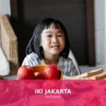 Anak sedang menikmati makanan sehat dengan gembira