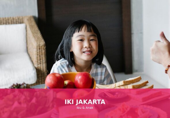 Anak sedang menikmati makanan sehat dengan gembira