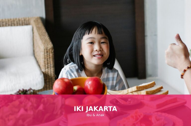 Anak sedang menikmati makanan sehat dengan gembira