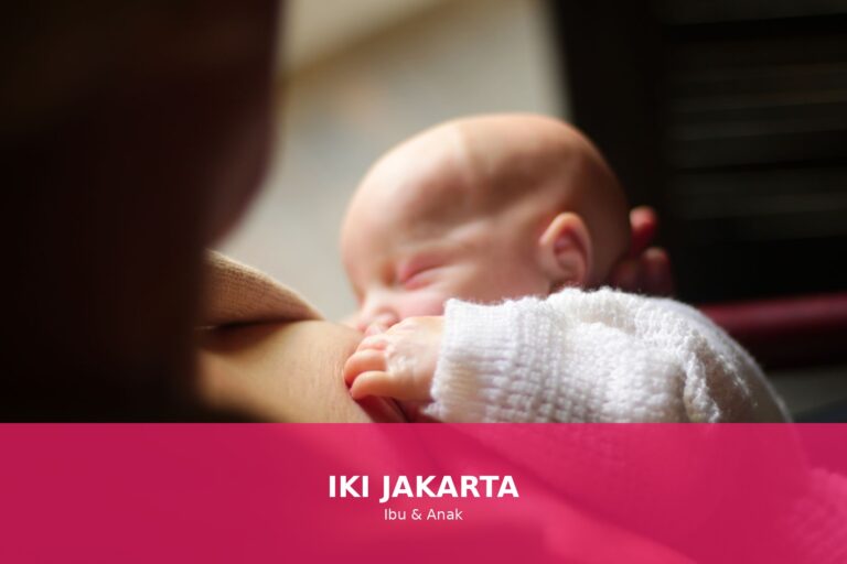 Bayi menyusui dengan ibu, menggambarkan kehangatan dan kasih sayang