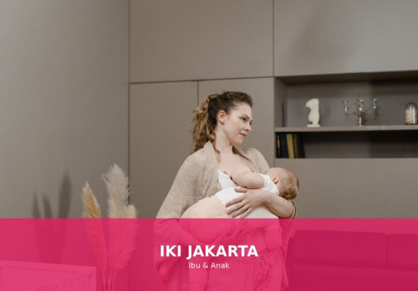 Seorang ibu menyusui bayinya dengan penuh kasih sayang di rumah