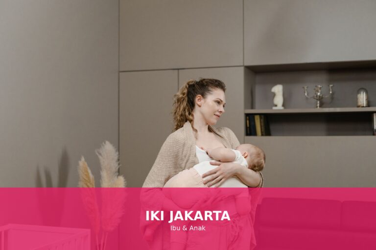 Seorang ibu menyusui bayinya dengan penuh kasih sayang di rumah