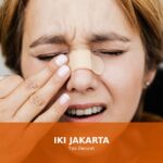 Ilustrasi cara mengatasi pendarahan hidung secara darurat