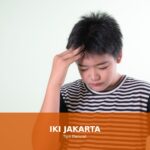 Ilustrasi seseorang yang mengalami sakit kepala dengan cara mengatasi yang efektif