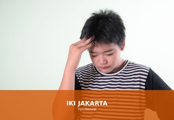 Ilustrasi seseorang yang mengalami sakit kepala dengan cara mengatasi yang efektif
