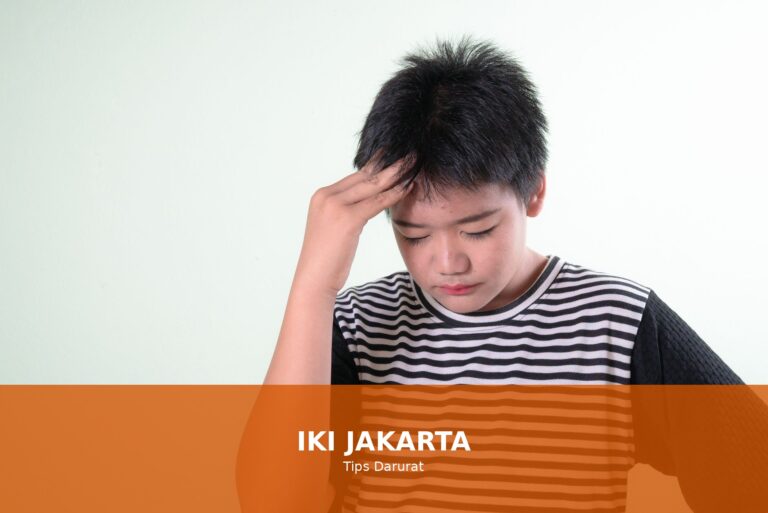 Ilustrasi seseorang yang mengalami sakit kepala dengan cara mengatasi yang efektif
