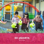 Gambar anak yang sehat dan ceria bermain di luar ruangan