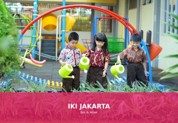 Gambar anak yang sehat dan ceria bermain di luar ruangan