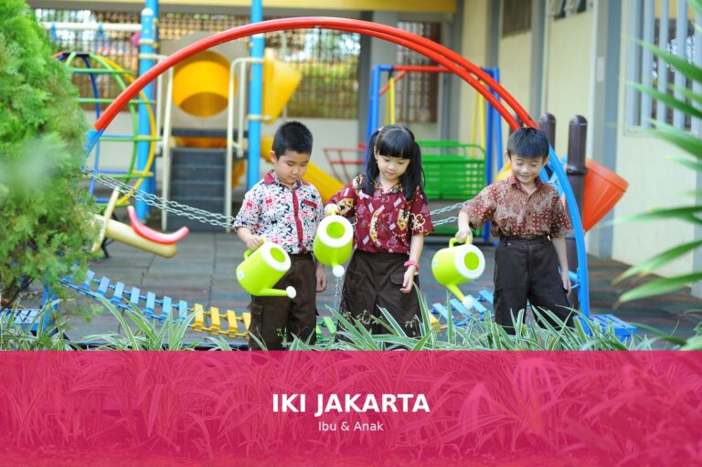 Gambar anak yang sehat dan ceria bermain di luar ruangan