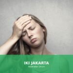Ilustrasi sakit kepala yang menggambarkan seseorang yang mengalami nyeri di kepala