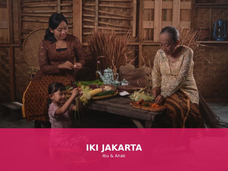 Ibu dan anak sedang menikmati makan bersama di meja makan dengan suasana ceria.