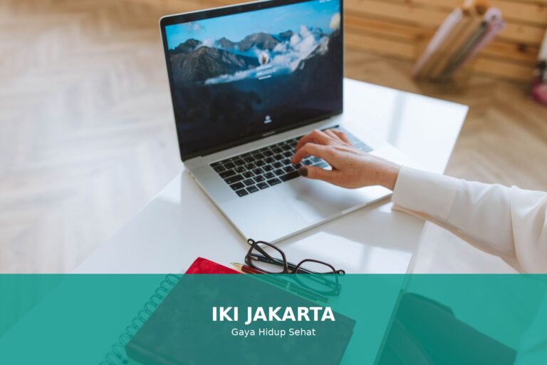 Gambar seseorang yang bekerja di laptop sambil menikmati camilan sehat