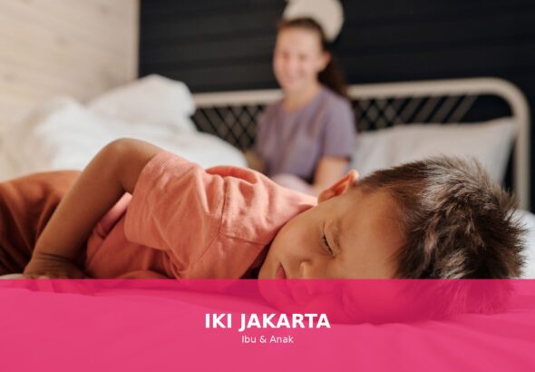 Anak tidur nyenyak di tempat tidur yang nyaman