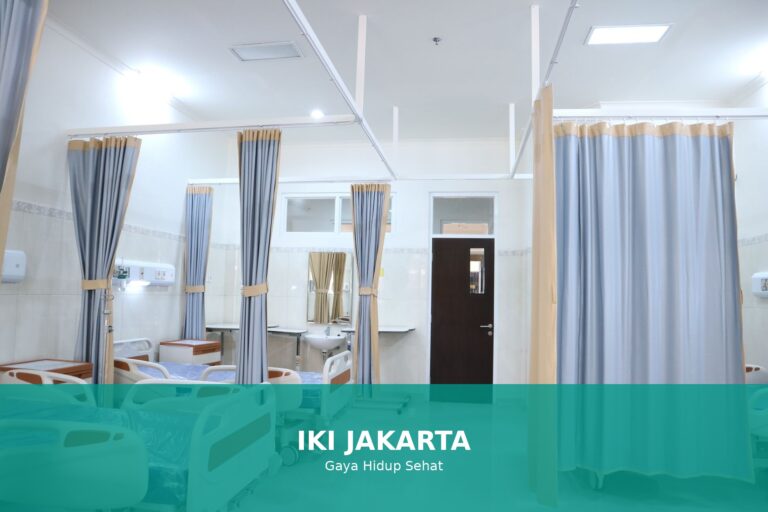 Gambar seseorang tidur nyenyak di tempat tidur dengan suasana yang nyaman.