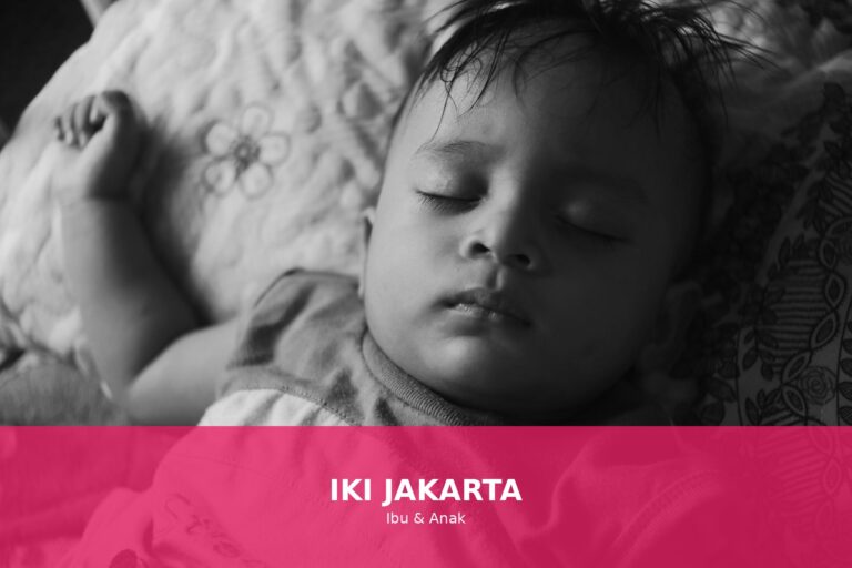 Bayi tidur nyenyak di tempat tidur yang nyaman
